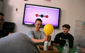 3.Uczniowie klasy VII napełniają balonik dwutlenkiem węgla.