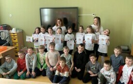 7 Dziewczynki w koszulkach, kt&oacute;re dostały w prezencie od chłopc&oacute;w