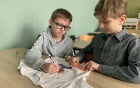 5 Chłopcy z klasy II wykonują kolorowe koszulki dla dziewczynek