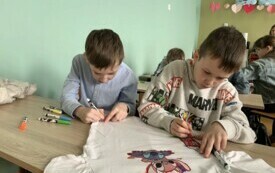 4 Chłopcy z klasy II wykonują kolorowe koszulki dla dziewczynek