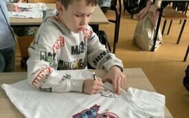1 Chłopcy z klasy II wykonują kolorowe koszulki dla dziewczynek
