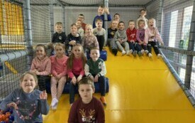 Zdjęcie grupowe na zjeżdżalni