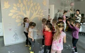 zabawa z bańkami mydlanymi