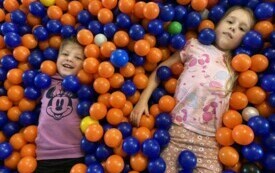 Nadia i Helenka w basenie z piłeczkami