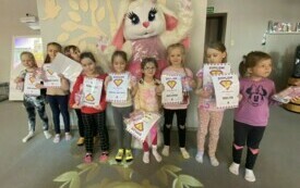 dziewczynki z kr&oacute;liczkiem i dyplomami