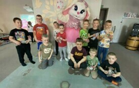 Chłopcy z kr&oacute;liczkiem i prezentami