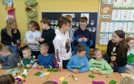 Kl. 4 pomaga Jeżykom podczas wykonywania palm