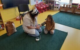 Pani pielęgniarka mierzy ciśnienie Nadii.