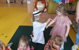 Oliwia w przebraniu pielęgniarki robi zastrzyk Mai.