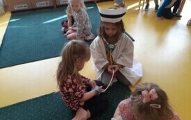 Dziewczynki bawią się akcesoriami pielęgniarki.