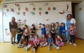 Grupowe zdjęcie ,,Motylk&oacute;w'' z Panią pielęgniarką.