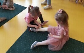 Bianka ćwiczy bandażowanie na nodze Mai.