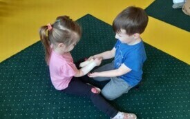 Wojtuś bandażuje rękę Bianci.