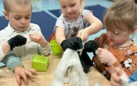 Sianie rzeżuchy przez Smerfy.