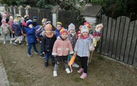 Krasnale w pochodzie.