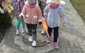 Krasnale idą na wiosenny poch&oacute;d.