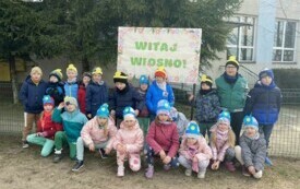 Jeżyki z transparentem WITAJ WIOSNO.