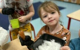 Jagoda podczas siania rzeżuchy.