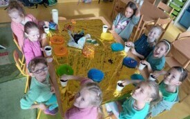 Dziewczynki z Jeżyk&oacute;w sadzą cebulki dymki.