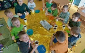 Chłopcy z Jeżyk&oacute;w sadzą cebulki dymki