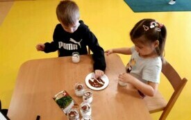 Franio i Madzia sieją rzeżuchę.