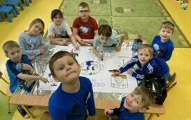 Jeżyki tworzą plakat OSZCZĘDZAJ WODĘ.