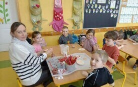 Pani Michasia i Jeżyki przy 1 stoliku szkliwią ozdowy wielkanocne.