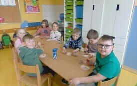 Jeżyki przy 4 i 5 stoliku szkliwią ozdoby wielkanocne.