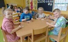 Jeżyki przy 3 stoilku szkliwią ozdoby wielkanocne.