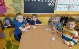 Jeżyki przy 2 stoliku szkliwią ozdoby wielkanocne.