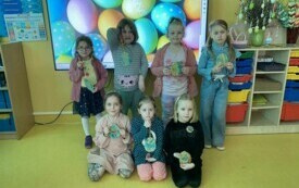 Dziewczynki z ceramicznymi ozdobami wielkanocnymi.