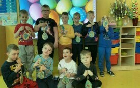 Chłopcy z ceramicznymi ozdobami wielkanocnymi.