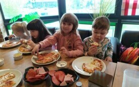 R&oacute;ża, Ala i Ignacy jedzą pizzę.