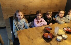 Lila, Lena, Ola i Marcela robią pizzę.