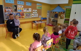 Pan Paweł opowiada przedszkolakom o pracy w policji