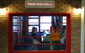 25-Uczestnicy wycieczki wcielają się w r&oacute;żne zawody w miasteczku edukacyjnym.