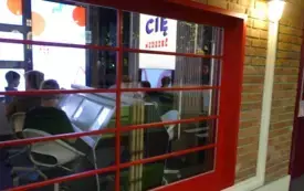 24-Uczestnicy wycieczki wcielają się w r&oacute;żne zawody w miasteczku edukacyjnym.