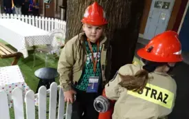 23-Uczestnicy wycieczki wcielają się w r&oacute;żne zawody w miasteczku edukacyjnym.