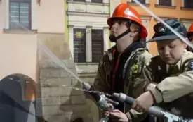 22-Uczestnicy wycieczki wcielają się w r&oacute;żne zawody w miasteczku edukacyjnym.