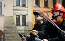 21-Uczestnicy wycieczki wcielają się w r&oacute;żne zawody w miasteczku edukacyjnym.