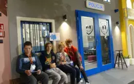 18 - Uczestnicy wycieczki wcielają się w r&oacute;żne zawody w miasteczku edukacyjnym.