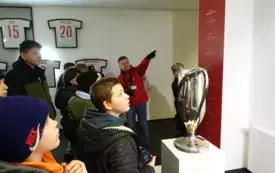 17-Uczestnicy wycieczki zwiedzają  PGE Narodowy .