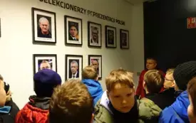 16-Uczestnicy wycieczki zwiedzają  PGE Narodowy .