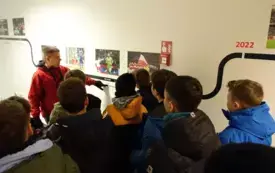 15-Uczestnicy wycieczki zwiedzają  PGE Narodowy .