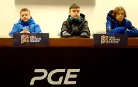 13 - Uczestnicy wycieczki zwiedzają  PGE Narodowy .