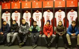 12-Uczestnicy wycieczki zwiedzają  PGE Narodowy .