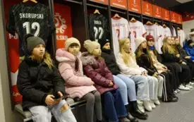 10 - Uczestnicy wycieczki zwiedzają  PGE Narodowy .