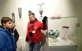 9-Uczestnicy wycieczki zwiedzają  PGE Narodowy .