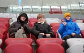 8 - Uczestnicy wycieczki zwiedzają  PGE Narodowy .