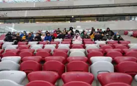 7-Uczestnicy wycieczki zwiedzają  PGE Narodowy .